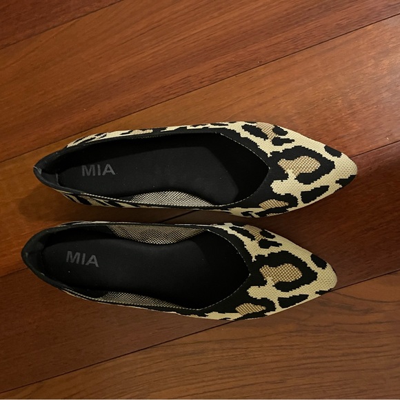 Size 12 leopard print Pointed toe flats - Picture 3 of 3
